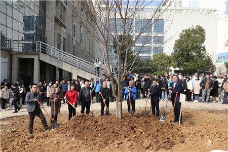 湖北省第三人民醫(yī)院舉行“攜手植新綠，共添一片彩——美好家園共同締造”植樹活動