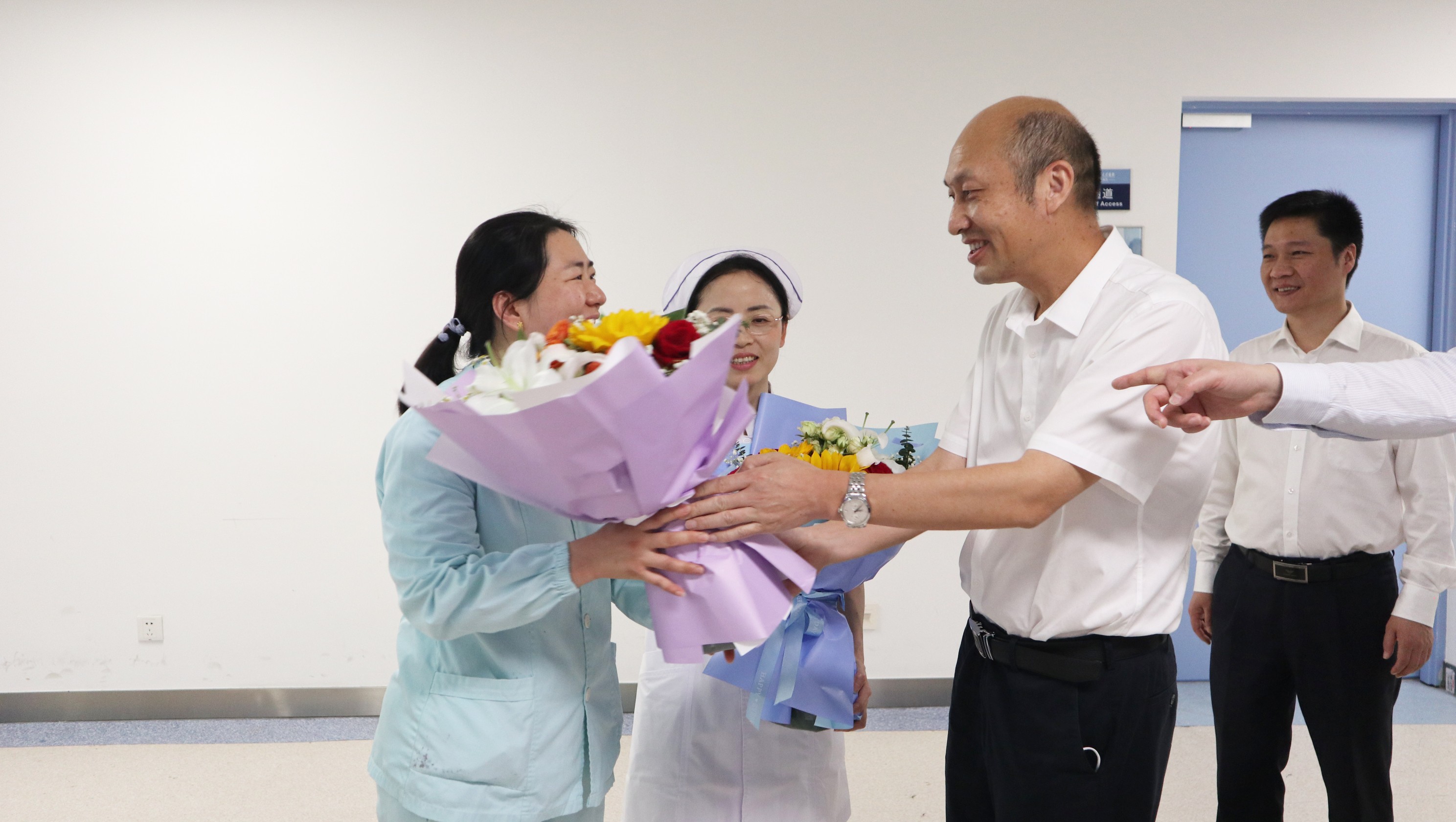 護(hù)士節(jié)前夕，省衛(wèi)生健康委副主任張全紅來院 走訪慰問一線護(hù)理工作者